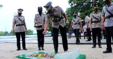 Peringati HUT Bhayangkara Ke-76 Polres Tanbu Ziarah Ke TMP Mattone, Kusan Hilir