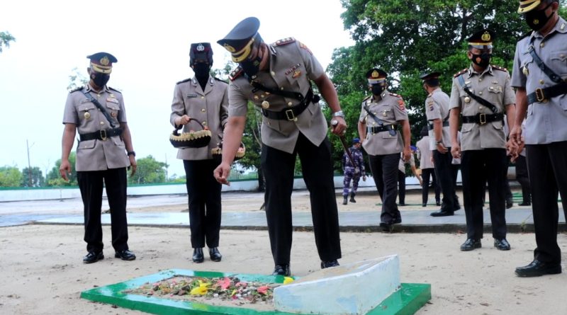 Peringati HUT Bhayangkara Ke-76 Polres Tanbu Ziarah Ke TMP Mattone, Kusan Hilir