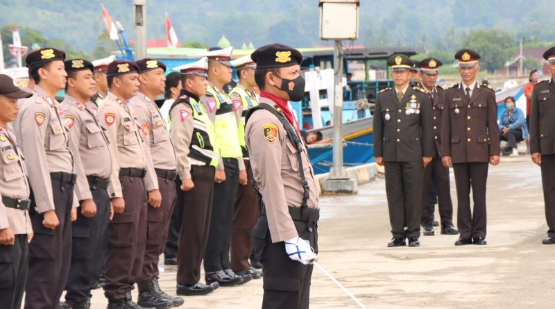 Peringati HUT. Bhayangkara Ke -76 Polres Morowali  Tabur Bunga di Pelabuhan Bungku.