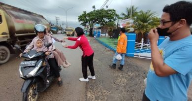 Kegiatan Rutin Jumat barokah Polsek Satui, Bagikan Nasi Bungkus Gratis