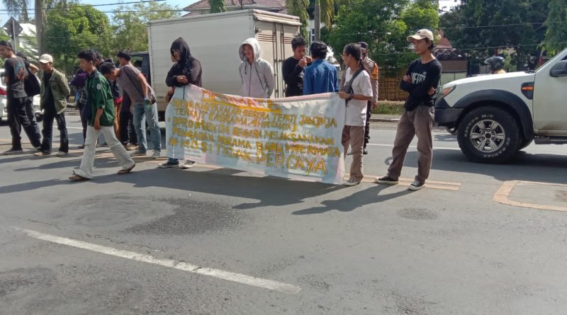 Rebutan Asrama, Belasan Mahasiswa Hipermata Baji Ateka’ Tutup Jalan Poros Takalar