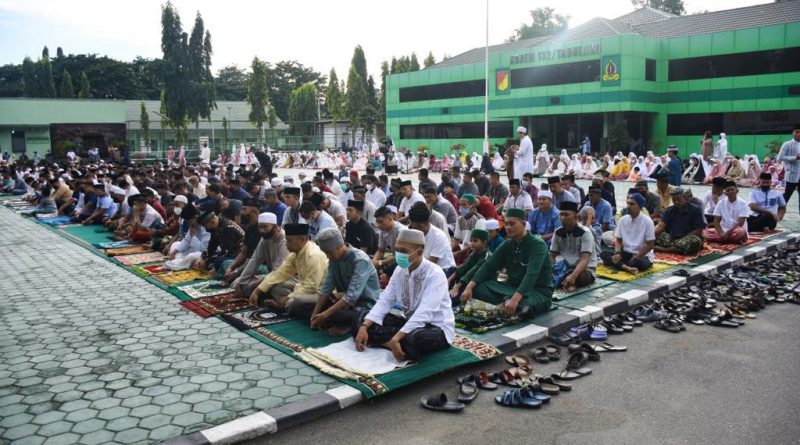 Korem 132/Tdl Gelar Sholat Idul Adha Secara Berjama’ah Sembelih 16 Ekor Hewan Qurban.