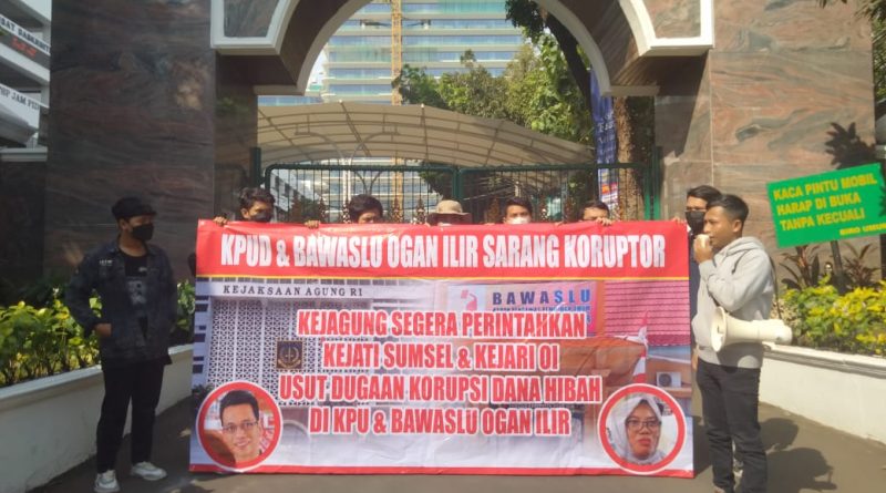 Usut Dugaan Korupsi Dana Hibah KPUD & Bawaslu Ogan Ilir Kembali Diteriakkan Depan Gedung Kejaksaan agung RI.