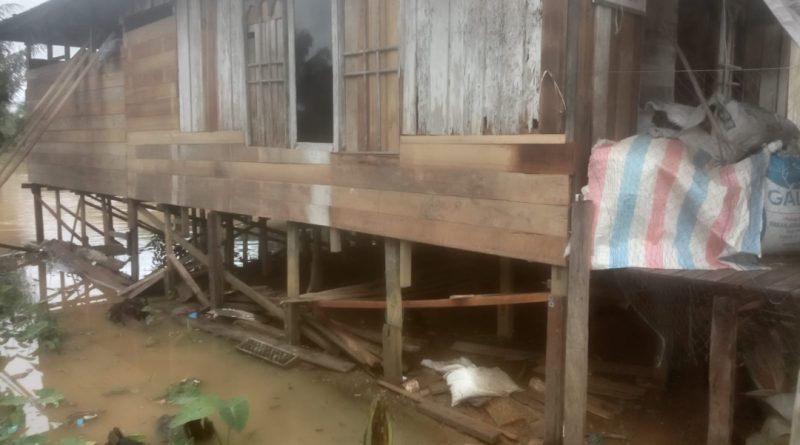 Sekdakab Tanbu Tinjau Rumah Warga Yang Terdampak Banjir diKusan Hulu.