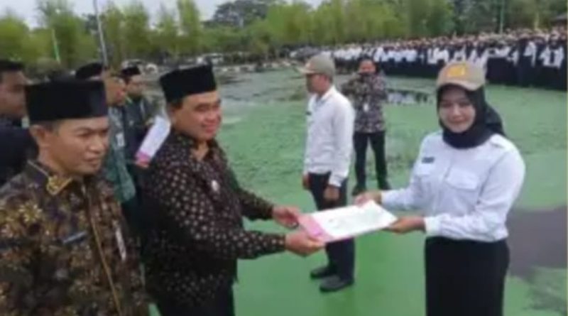 Bupati Tanah bumbu Serahkan SK PPPK 663 Tenaga Guru Dan Non Guru.