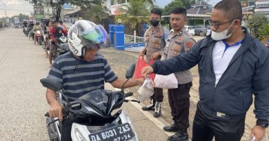 Medulang Amal Polsek Satui Bekerjasama PT.Arutmin Bagikan Nasi Bungkus di Hari Jum’at