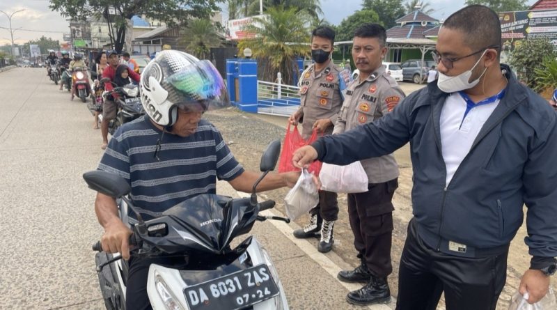 Medulang Amal Polsek Satui Bekerjasama PT.Arutmin Bagikan Nasi Bungkus di Hari Jum’at