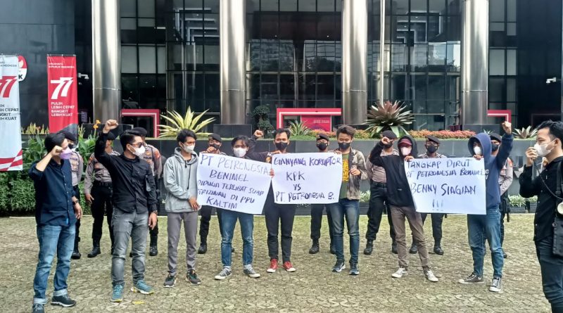 Demo Depan Gedung KPK, Mahasiswa Minta KPK Tangkap Dirut PT Petronesia Benny Siagian Atas Dugaan Suap.