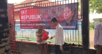 Perhatian Relawan Puan Ke Wong Cilik, Bagikan Paket Sembako Ke Emak-Emak di Banten.