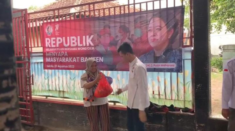 Perhatian Relawan Puan Ke Wong Cilik, Bagikan Paket Sembako Ke Emak-Emak di Banten.
