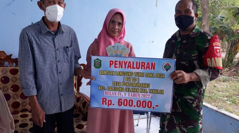 Dampingi Penyaluran BLT-DD, Babinsa Desa Bontomarannu Pastikan Tepat Sasaran