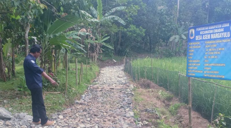 Perkerasan JUT Desa Asem Margaluyu Diduga Gunakan Material Tak Sesuai RAB.