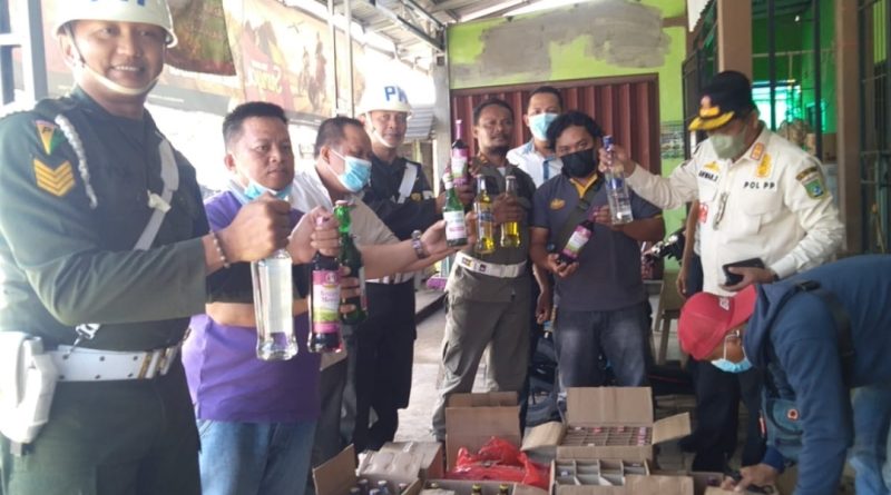 Satpol PP Tanah Bumbu Sita Ratusan Botol Miras.