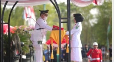 Peringatan HUT ke 77 RI Bupati Tanah bumbu HM.Zairullah Azhar Sebagai inspektur upacara