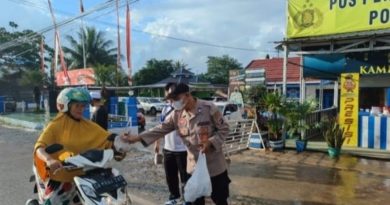 Setiap Jumat Polsek Satui Bagikan Nasi Bungkus Kepada Warga di Jalan Raya