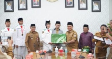 Bupati Tanah bumbu berikan piagam dan bonus kepada Tiga paskibraka Tanbu Terpilih di Tingkat Nasional & provinsi