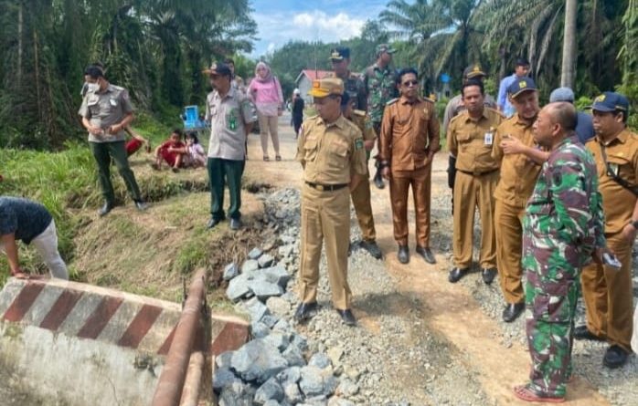 Sekda Tanah bumbu Tinjau Kerusakan Jembatan Desa Banjarsari