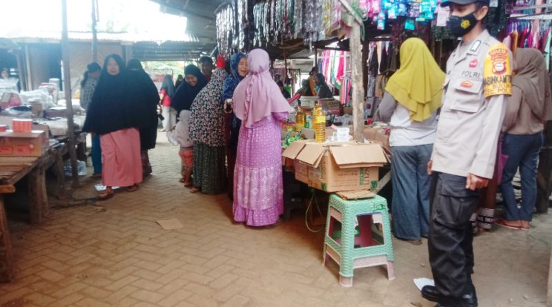 Berikan Rasa Aman Pengunjung Pasar Tradisional, Bhabinkamtibmas Polsek Polsel Lakukan Sambang dan Patroli