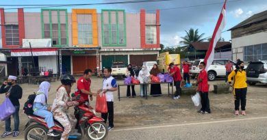 Kegiatan Rutin Polsek Satui Gelar Jum’at Berkah Berbagi  Tanah Bumbu kalsel,sorottipikir.com l  -Seperti biasanya jajaran Polres Tanah Bumbu melalui Polsek Satui menggelar kegiatan amal Jum’at Berkah dengan membagikan nasi bungkus (takjil)kepada masyarakat,  diKecamatan Satui.  Kegiatan kali ini kembali digelar oleh personil Polsek Satui bersama relawan PT. Arutmin Indonesia Site Satui dan relawan masyarakat Satui bertempat didepan kantor SSC  PT. Arutmin Indonesia Desa Sungai Cuka, Kecamatan Satui, Jum’at 2/9/22.  Kapolres Tanah Bumbu, AKBP Tri Hambodo, S.ik melalui Kasi Humas, AKP H.I Made Rasa  kepada media ini mengatakan, kegiatan tersebut merupakan agenda kegiatan rutin yang digelar setiap hari Jum’at.  Kegiatan ini digelar dengan sasaran kepada masyarakat kepada masyarakat Satui dan juga kepada masyarakat pengguna jalan yang melintas diJalan Provinsi.  Hal itu dilakukan sebagai implementasi polisi berbaur dengan masyarakat, lebih dekat dengan masyarakat sesuai dengan harapan Kapolri “polisi yang presisi”, ungkap AKP Made.   Pada kegiatan kali tersebut disediakan sebanyak 400 bungkus/kotak nasi yang dibagikan kepada masyarakat secara gratis. Kegiatan dilaksanakan mulai pukul 07.10 hingga 07.35, ungkap AKP Made. ( A-5)