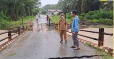 Jembatan Penghubung Dua Desa Di Angsana Ambruk di Landa banjir