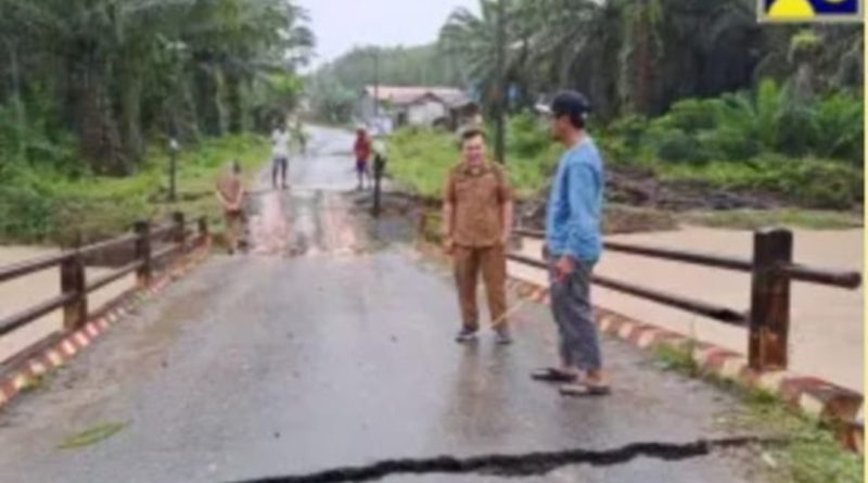 Jembatan Penghubung Dua Desa Di Angsana Ambruk di Landa banjir