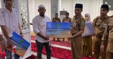 Sekda Tanah bumbu Serahkan bantuan Bidang Perikanan Kepada Dua belas Kelompok Nelayan