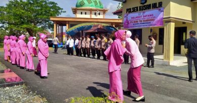 Kunjungan Kerja Kapolres Tanah bumbu Ke Polsek Kusan Hilir Berbsgi Cendra Mata