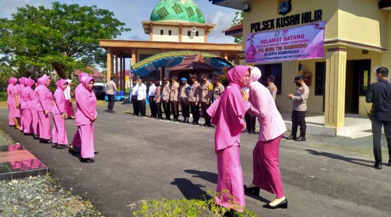 Kunjungan Kerja Kapolres Tanah bumbu Ke Polsek Kusan Hilir Berbsgi Cendra Mata