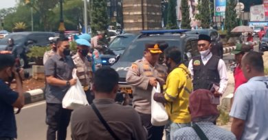 GIAT POLRES BOGOR MEMBAGIKAN PAKET SEMBAKO KEPADA PARA PENGEMUDI OJOL.