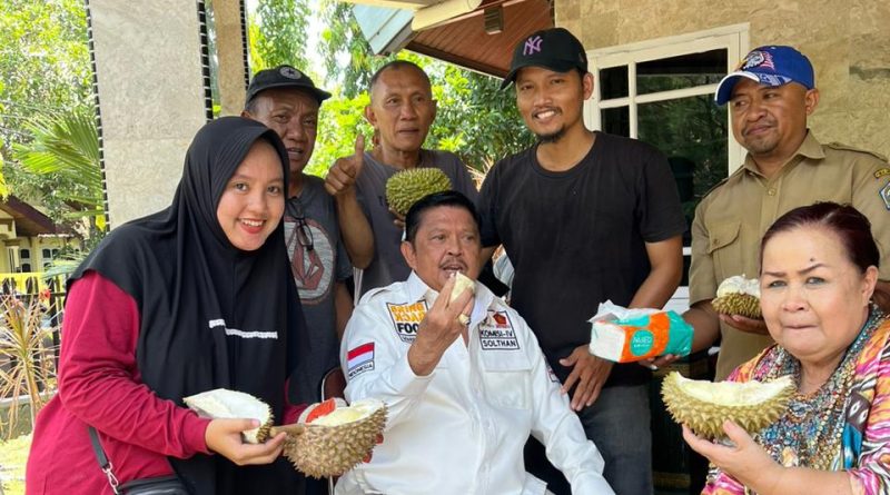 DR. H. AZIKIN SOLTHAN, M.SI., Anggota DPR RI Borong Durian, Pasutrii Ternyata Hobi Makan Buah Berduri.