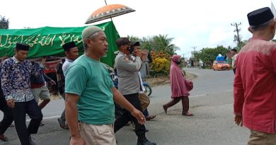 Bhabinkamtibmas Desa Pebatae Pikul Keranda  Jenazah.