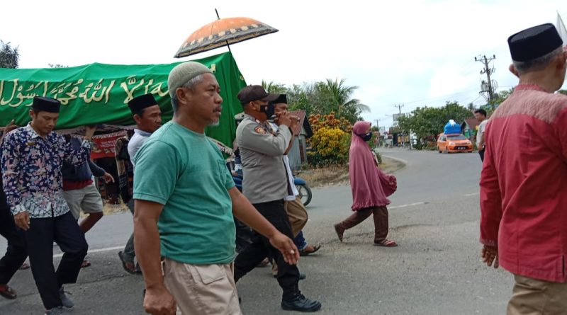 Bhabinkamtibmas Desa Pebatae Pikul Keranda  Jenazah.