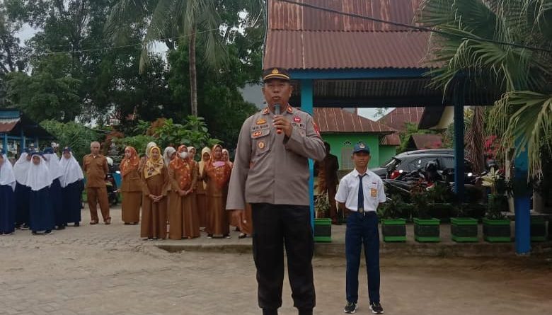 Jadi Inspektur Upacara, Kapolsek Galsel Sampaikan Pesan Kamtibmas di SMP Negeri Bontokassi