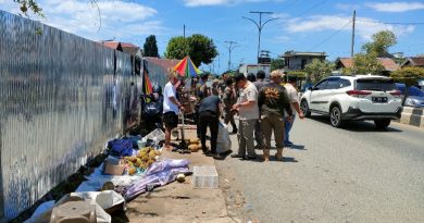 Satpol pp Tanbu Tertipkan Para Pedagang Buah  yang berjualan diatas Trotoar 