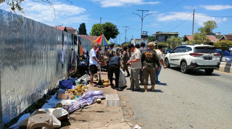Satpol pp Tanbu Tertipkan Para Pedagang Buah  yang berjualan diatas Trotoar 