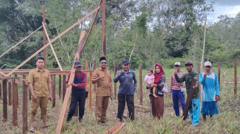 Program Pemkab Tanbu Bantu warga Desa Manuntung Bangunkan Rumah Semi Permanen