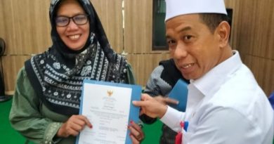 Kadis DKUMP2 Serahkan Sertifikat Halal Kepada Pelaku Usaha Mikro