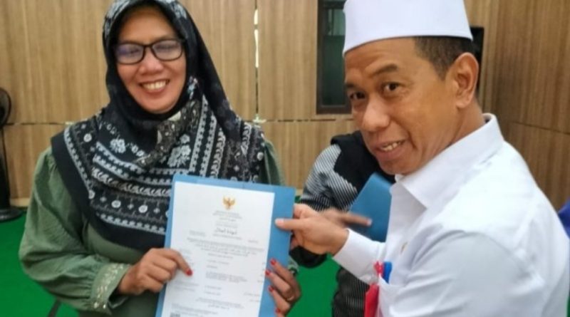 Kadis DKUMP2 Serahkan Sertifikat Halal Kepada Pelaku Usaha Mikro