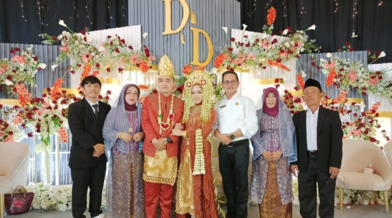Ketua DPRD Tanah Bumbu,Sekda Kab Kotabaru Hadiri Resepsi Perkawinan Adat Bugis