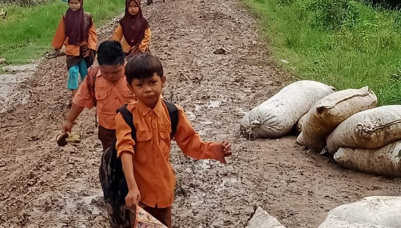 Miris Melihat Siswa Siswi SD N 014 Teluk Piyai Pesisir Melintasi Jalan Berlumpur Menuju Sekolah.