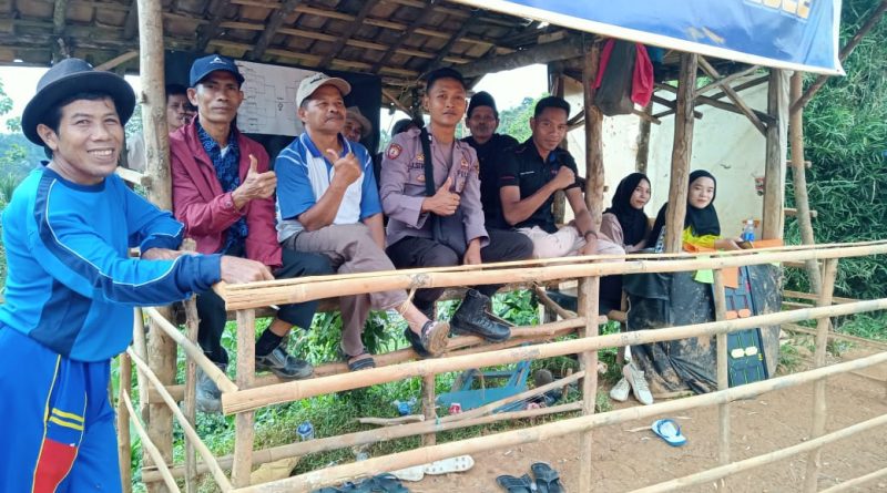 Bhabinkamtibmas Polsek Cibeber Polres Lebak Anjangsana dan Bangun Sinergitas dengan Warga Desa Sukamulya.