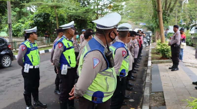 Polres Lebak Laksanakan Pengamanan Audensi di Kantor KPU Lebak.