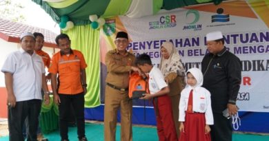 Wabub Tanbu Serahkan CSR PT.Dua Samudra Untuk SDN Sungai Tajur