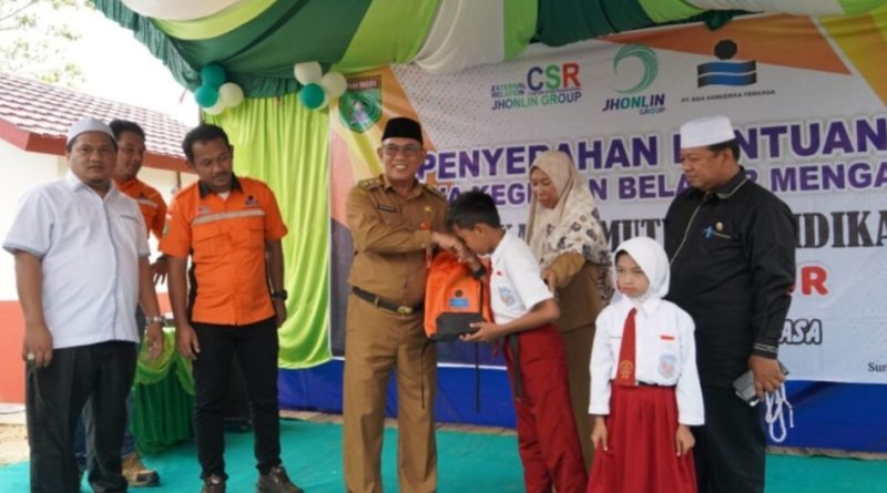 Wabub Tanbu Serahkan CSR PT.Dua Samudra Untuk SDN Sungai Tajur