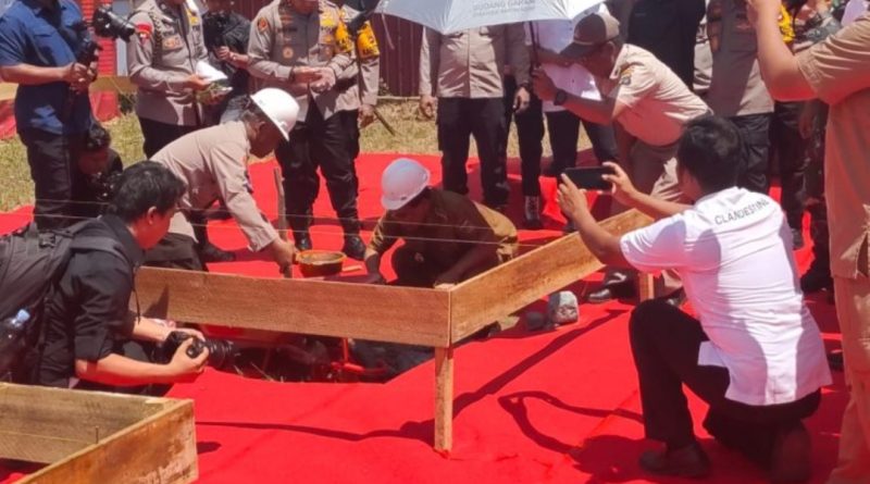 Kapolda Kalsel Letakan Batu Pertama Pembangunan Rumdin Pamen di Polres Tanbu