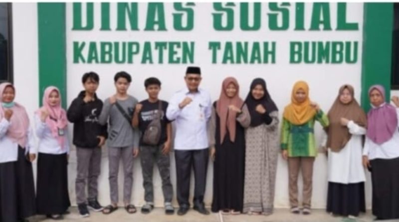 Kepala Dinas sosial Tanbu melepas Secara Delapan Peserta Pelatihan Keterampilan
