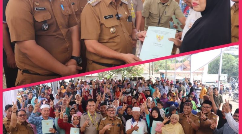Bupati Cirebon Bagikan 1.420 Sertifikat Tanah di Desa Cempaka.