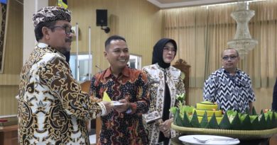 Bupati dan Wakil Bupati Cirebon Hadiri Peringatan HPN Tahun 2023 Tingkat Kabupaten Cirebon.