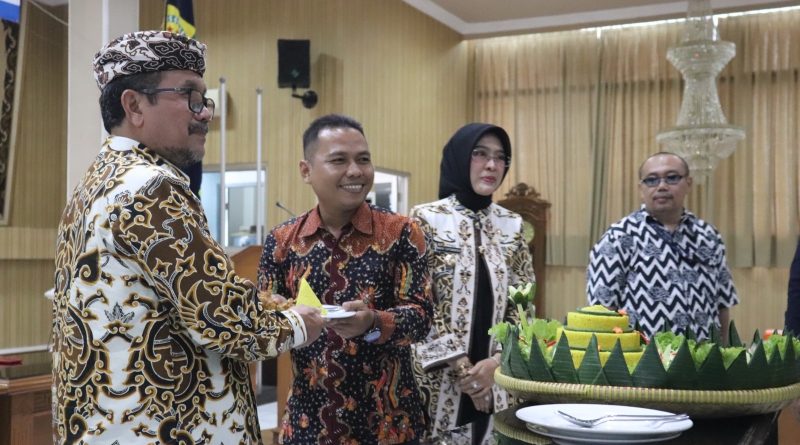 Bupati dan Wakil Bupati Cirebon Hadiri Peringatan HPN Tahun 2023 Tingkat Kabupaten Cirebon.