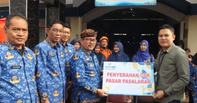 Serah Terima CSR Perbaikan Pasar Pasalaran, Bupati Cirebon Harap Pedagang Bisa Menjaga Pasilitas Pasar.